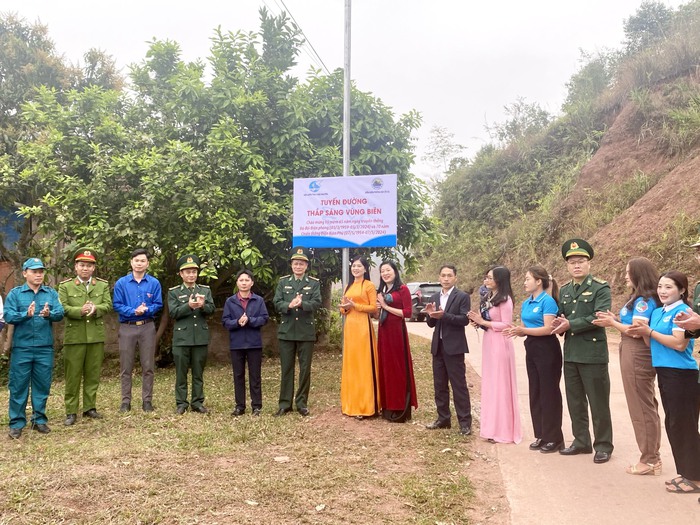 Phụ nữ Thái Nguyên hưởng ứng "Tuần lễ Áo dài" và hướng về Điện Biên- Ảnh 3.