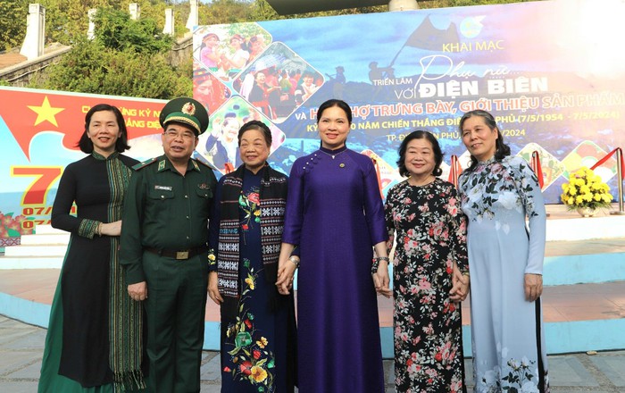 Gần 600 đại biểu phụ nữ cả nước diễu hành "Rực rỡ sắc màu Điện Biên"- Ảnh 1.