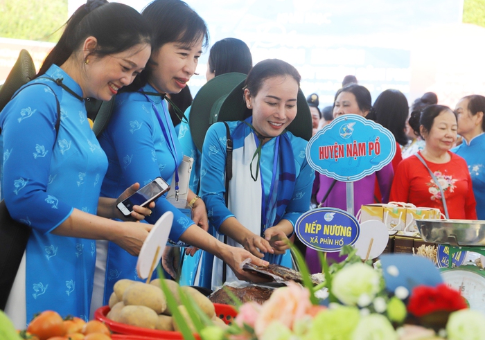Gần 600 đại biểu phụ nữ cả nước diễu hành "Rực rỡ sắc màu Điện Biên"- Ảnh 7.