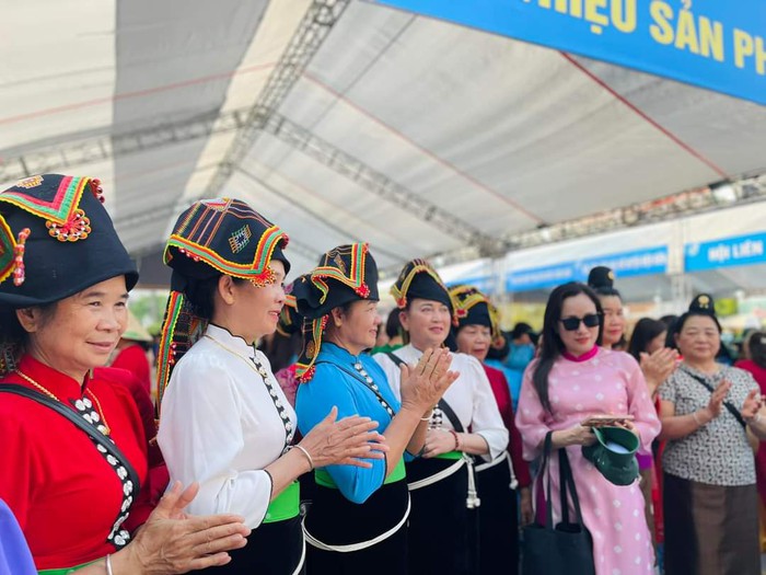 Gần 600 đại biểu phụ nữ cả nước diễu hành "Rực rỡ sắc màu Điện Biên"- Ảnh 11.