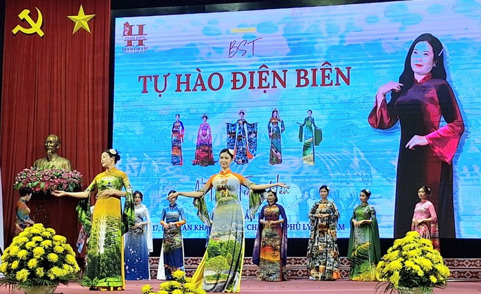 Gần 600 đại biểu phụ nữ cả nước diễu hành "Rực rỡ sắc màu Điện Biên"- Ảnh 8.