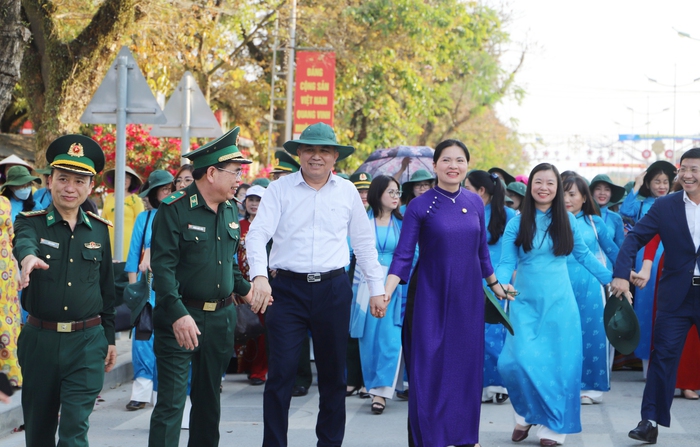 Gần 600 đại biểu phụ nữ cả nước diễu hành "Rực rỡ sắc màu Điện Biên"- Ảnh 10.