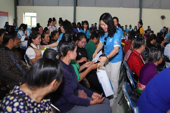 Hội LHPN Việt Nam bàn giao nhà Đại đoàn kết và tặng quà gia đình chính sách, phụ nữ nghèo ở Điện Biên- Ảnh 5.