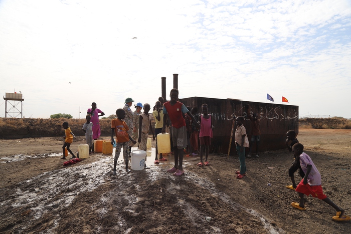 Đội Công binh Việt Nam hỗ trợ người dân ở Abyei được dùng nước sạch - Ảnh 1.