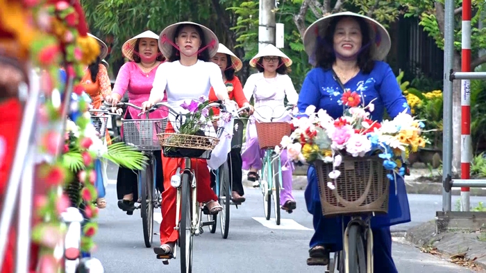 Phụ nữ Đà Nẵng duyên dáng trong tà áo dài đạp xe diễu hành qua các tuyến phố- Ảnh 4.
