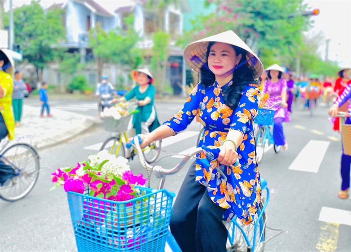 Phụ nữ Đà Nẵng duyên dáng trong tà áo dài đạp xe diễu hành qua các tuyến phố- Ảnh 3.