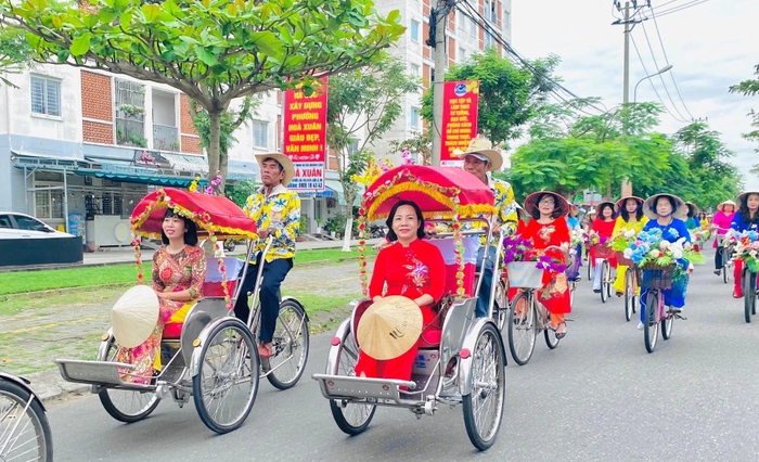 Phụ nữ Đà Nẵng duyên dáng trong tà áo dài đạp xe diễu hành qua các tuyến phố- Ảnh 2.