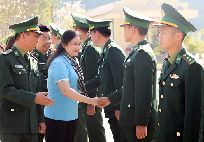 Hội LHPN Việt Nam thăm, tặng quà cán bộ, chiến sĩ Đồn biên phòng Cửa khẩu quốc tế Tây Trang- Ảnh 2.