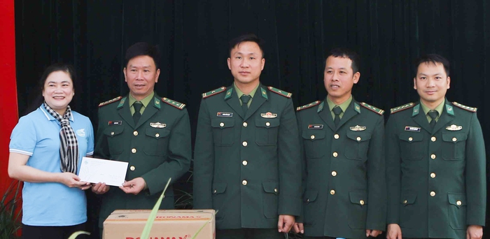 Hội LHPN Việt Nam thăm, tặng quà cán bộ, chiến sĩ Đồn biên phòng Cửa khẩu quốc tế Tây Trang- Ảnh 1.