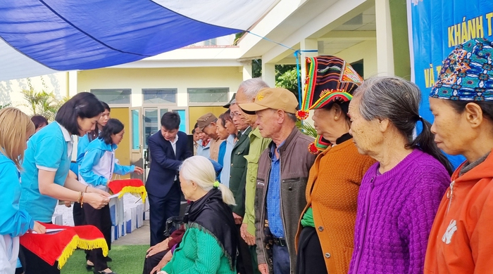 Khánh thành nhà Đại đoàn kết và tặng quà gia đình chính sách, phụ nữ nghèo ở xã Noong Luống, Điện Biên- Ảnh 2.