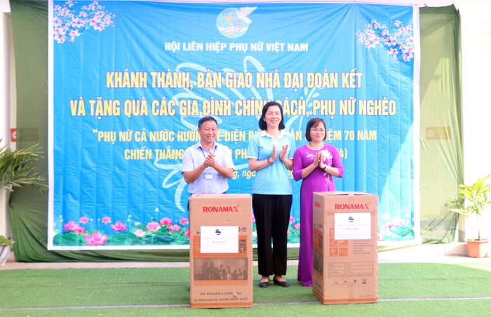 Khánh thành nhà Đại đoàn kết và tặng quà gia đình chính sách, phụ nữ nghèo ở xã Noong Luống, Điện Biên- Ảnh 3.