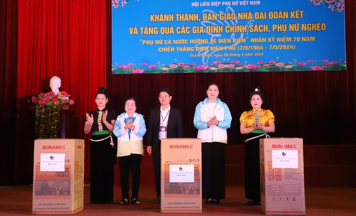 Hội LHPN Việt Nam khánh thành nhà Đại đoàn kết và tặng 100 phần quà tại xã Thanh Chăn, Điện Biên- Ảnh 3.