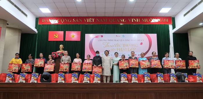 Hội LHPN TPHCM tặng quà 8/3 cho 200 hội viên, phụ nữ khó khăn- Ảnh 2.