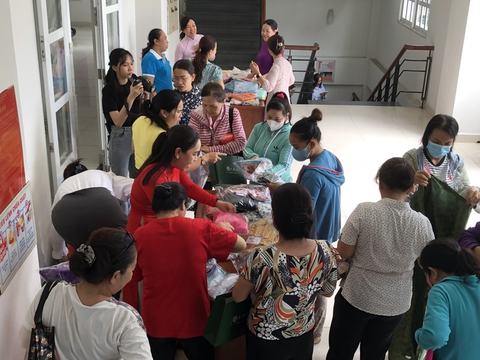 Hội LHPN TPHCM tặng quà 8/3 cho 200 hội viên, phụ nữ khó khăn- Ảnh 1.
