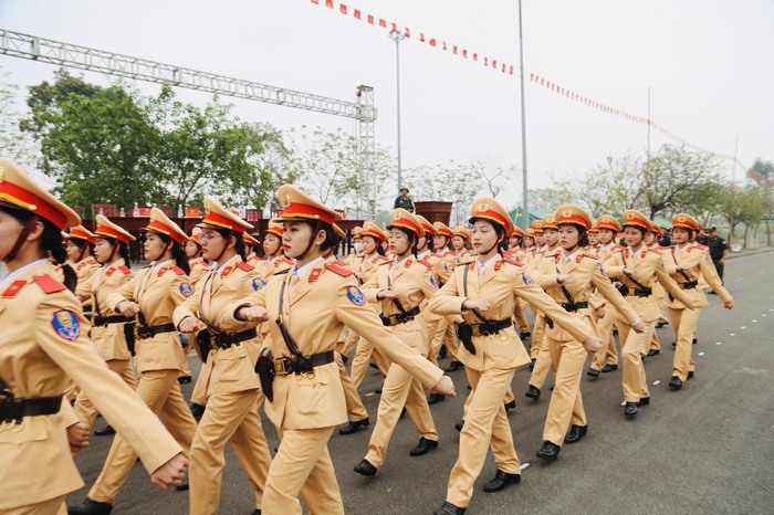 Động viên tinh thần nữ sinh tham gia tập luyện diễu binh, diễu hành trong lễ kỷ niệm 70 năm Chiến thắng Điện Biên Phủ- Ảnh 3.