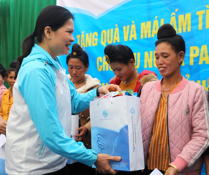 Hội LHPN Việt Nam trao quà và khởi công xây dựng Mái ấm tình thương tại xã Pa Thơm, Điện Biên- Ảnh 1.