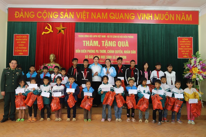 Hội LHPN Việt Nam trao quà và khởi công xây dựng Mái ấm tình thương tại xã Pa Thơm, Điện Biên- Ảnh 8.