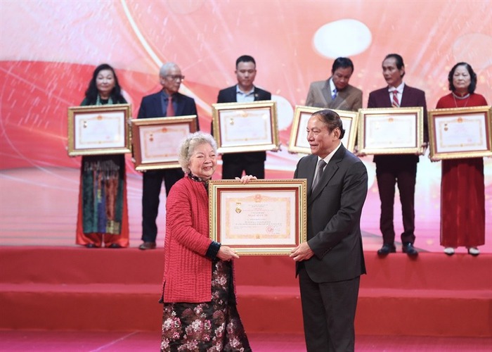 Bộ trưởng Bộ Văn hóa, Thể thao và Du lịch Nguyễn Văn Hùng trao bằng NSƯT cho nghệ sĩ Lê Mai