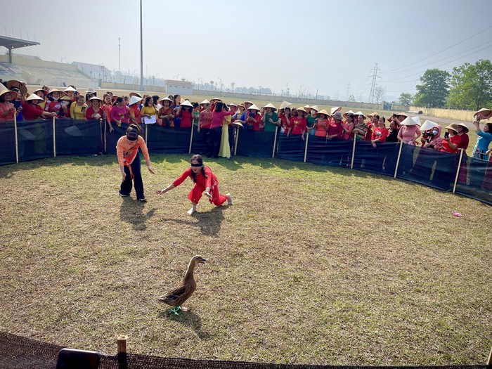 Phụ nữ Tân Lạc tổ chức nhiều trò chơi dân gian hưởng ứng “Tuần lễ áo dài” năm 2024- Ảnh 2.