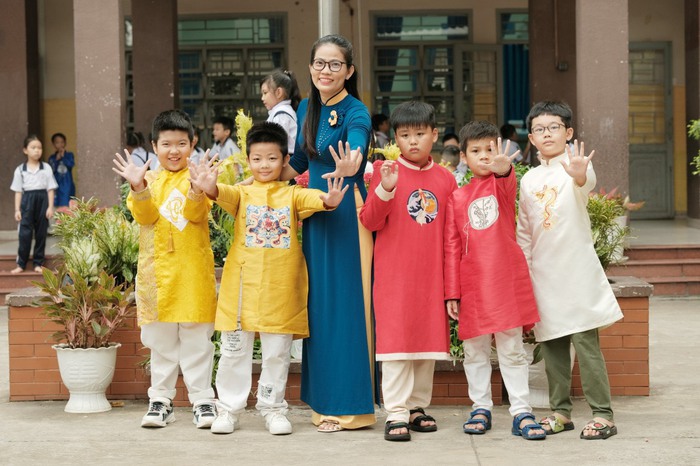 Cô giáo và học sinh cùng diện áo dài đến lớp- Ảnh 4.