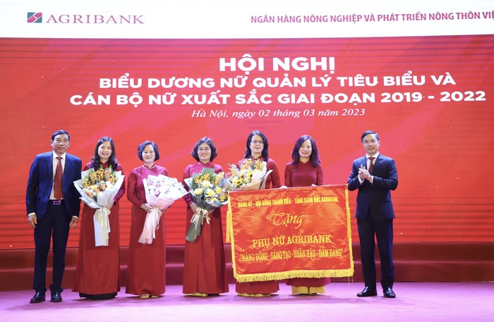 Đảng ủy - Hội đồng thành viên - Ban điều hành Agribank trao tặng Phụ nữ Agribank 8 chữ vàng Năng động Sáng tạo  Nhân hậu –Đảm đang