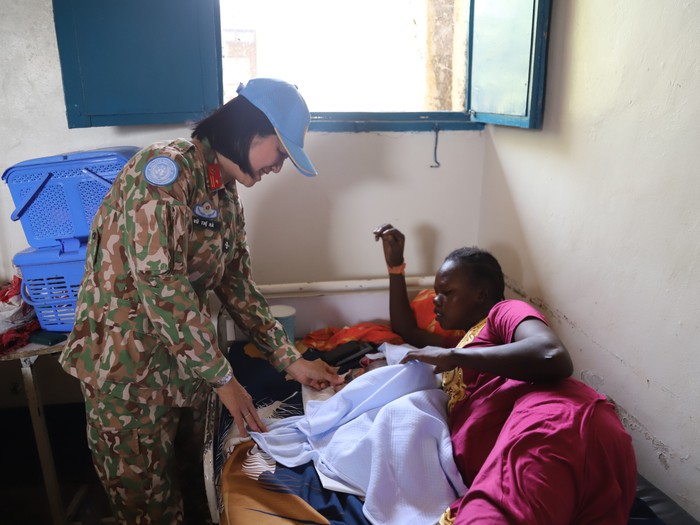 Nữ chiến sĩ "mũ nồi xanh" tặng sữa non cho các sản phụ ở Abyei- Ảnh 1.