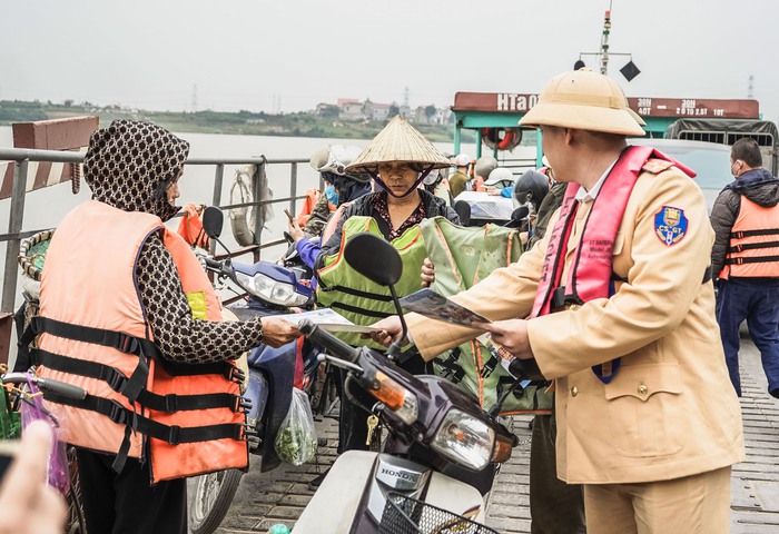 Ảnh: Một ngày theo chân cảnh sát đường thuỷ ở Hà Nội
- Ảnh 3.