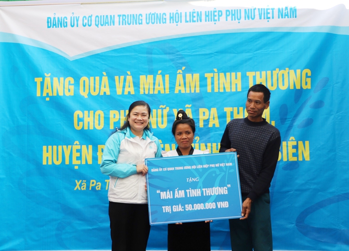 Hội LHPN Việt Nam trao quà và khởi công xây dựng Mái ấm tình thương tại xã Pa Thơm, Điện Biên- Ảnh 2.