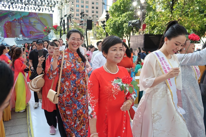 Hội LHPN TPHCM họp mặt hơn 5000 chị em cùng đồng diễn áo dài nhân dịp 8/3 - Ảnh 1.