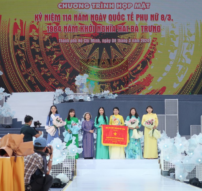 Hội LHPN TPHCM họp mặt hơn 5000 chị em cùng đồng diễn áo dài nhân dịp 8/3 - Ảnh 3.
