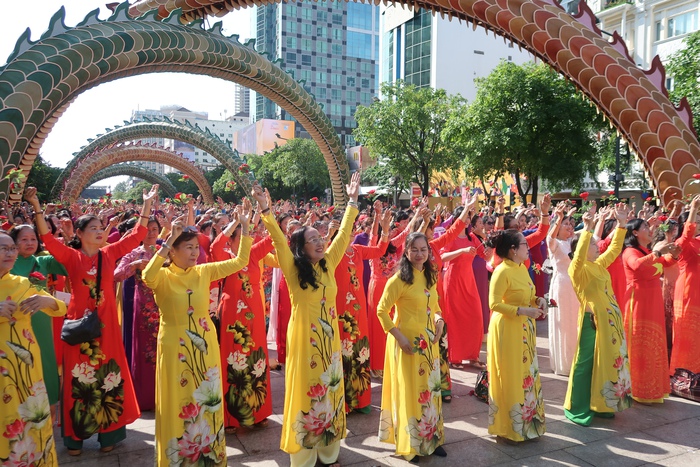 Hội LHPN TPHCM họp mặt hơn 5000 chị em cùng đồng diễn áo dài nhân dịp 8/3 - Ảnh 5.