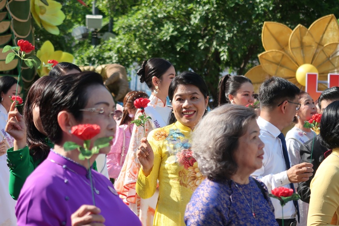 Hội LHPN TPHCM họp mặt hơn 5000 chị em cùng đồng diễn áo dài nhân dịp 8/3 - Ảnh 6.
