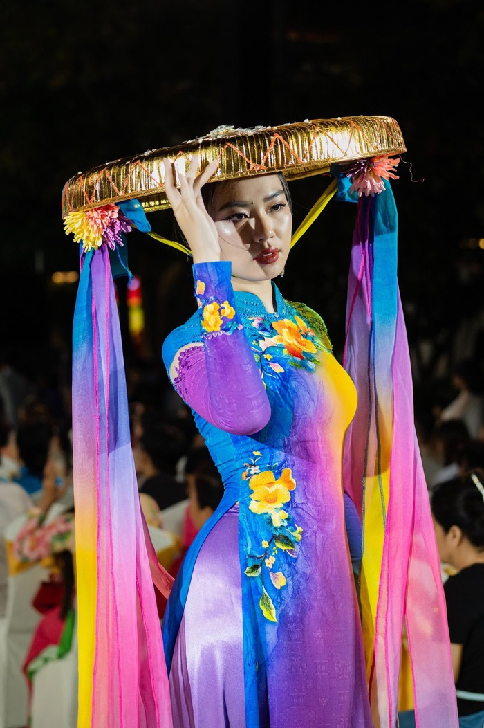 Nón quai thao dát vàng được cách điệu kết hợp cùng áo dài tôn thêm vẻ đẹp người con gái Việt