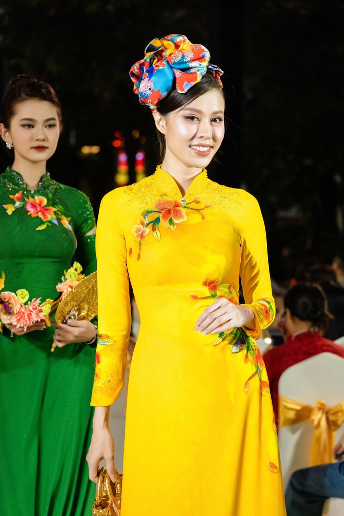 Không chỉ mang phom dáng mới, việc sử dụng phụ kiện nhằm thể hiện nét đẹp hội nhập của người con gái Việt cũng được NTK tính toán chi tiết