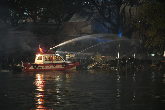 Công an TPHCM thông tin về thiệt hại trong vụ cháy dãy nhà ven kênh Tàu Hủ- Ảnh 1.
