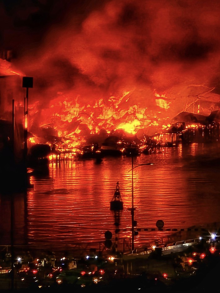 Chùm ảnh: Hiện trường vụ cháy dãy nhà ven kênh Tàu Hủ (TPHCM) và nỗ lực cứu hộ- Ảnh 3.