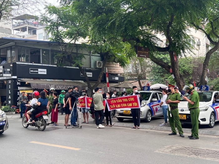 Vụ thai nhi tử vong ở Hà Nội: Người nhà căng băng rôn trước cổng Bệnh viện Thu Cúc- Ảnh 3.