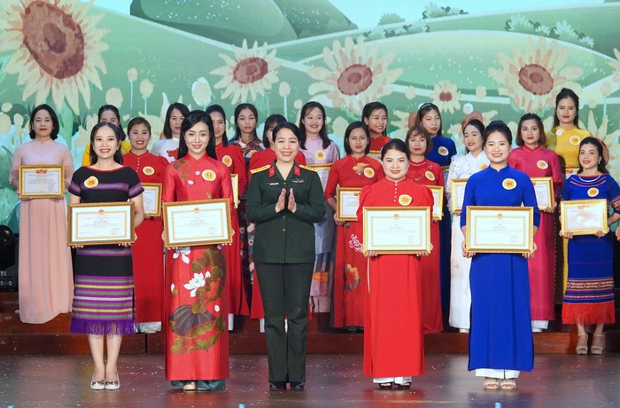 Tổng cục Chính trị khen thưởng các cô giáo mầm non dạy giỏi trong Quân đội- Ảnh 3.