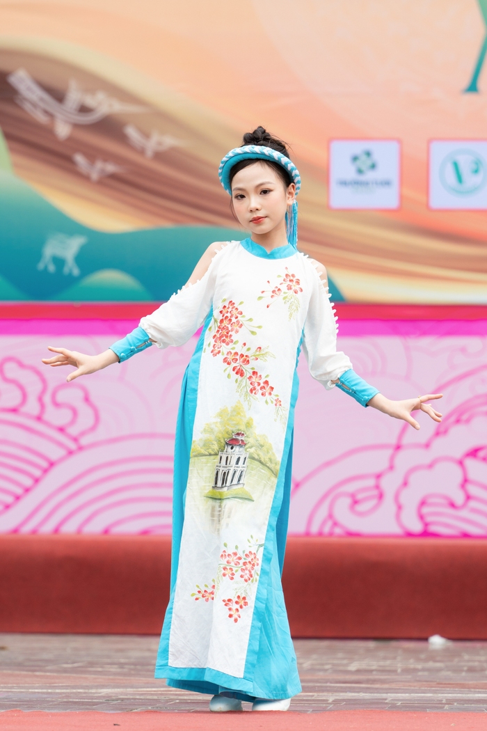 NTK Yến Ngô mang áo dài đậm màu sắc dân gian trình diễn tại chuỗi sự kiện giỗ Tổ- Ảnh 2.