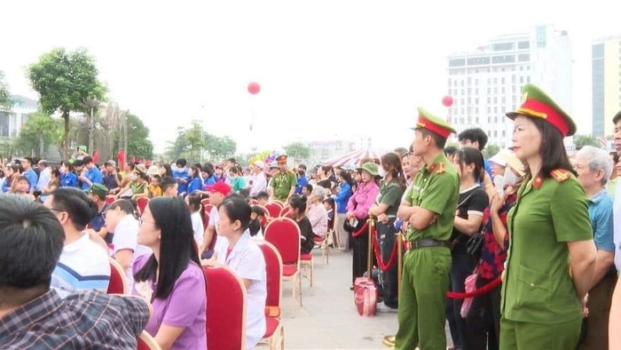 "Bóng hồng" Công an Phú Thọ tham gia đảm bảo an toàn cho người dân dịp Giỗ Tổ Hùng Vương - Ảnh 6.