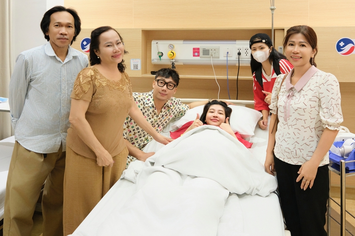 Diễn viên Kim Chi được gia đình túc trực bên cạnh chờ cặp song sinh chào đời