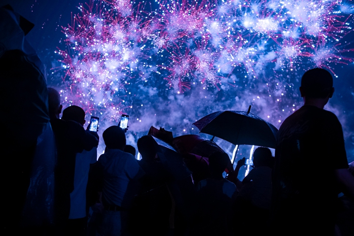 Trước ngày Giỗ Tổ Hùng Vương: Người dân "đội mưa" ngắm pháo hoa rực sáng dưới mưa - Ảnh 15.