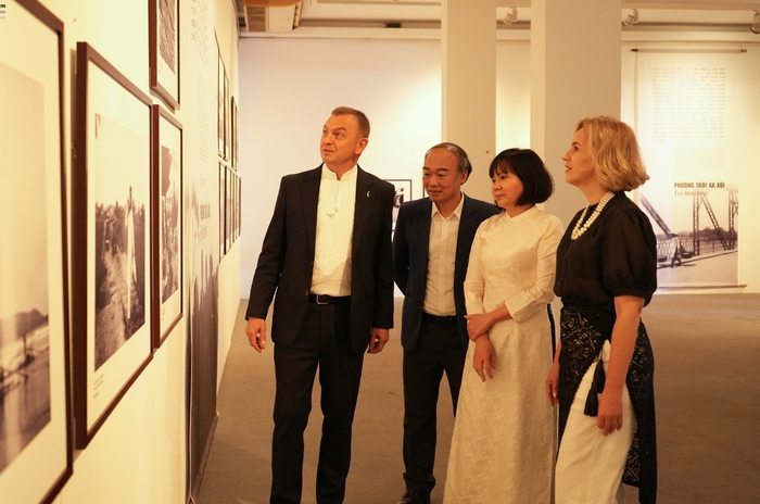 Đại sứ Ucraina tại Việt Nam (ngoài cùng bên trái) và Giám đốc Bảo tàng Phụ nữ Việt Nam Nguyễn Thị Tuyết (áo dài trắng) tham quan triển lãm