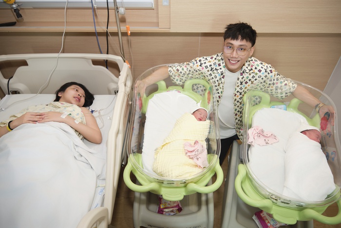 Cặp đôi Gino Tống - Kim Chi cùng 2 con sinh đôi