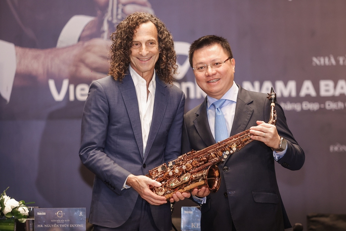 Nghệ sĩ Kenny G tặng cây saxophone để bán đấu giá gây quỹ thiện nguyện trong chuyến lưu diễn tại Việt Nam vào tháng 11/2023