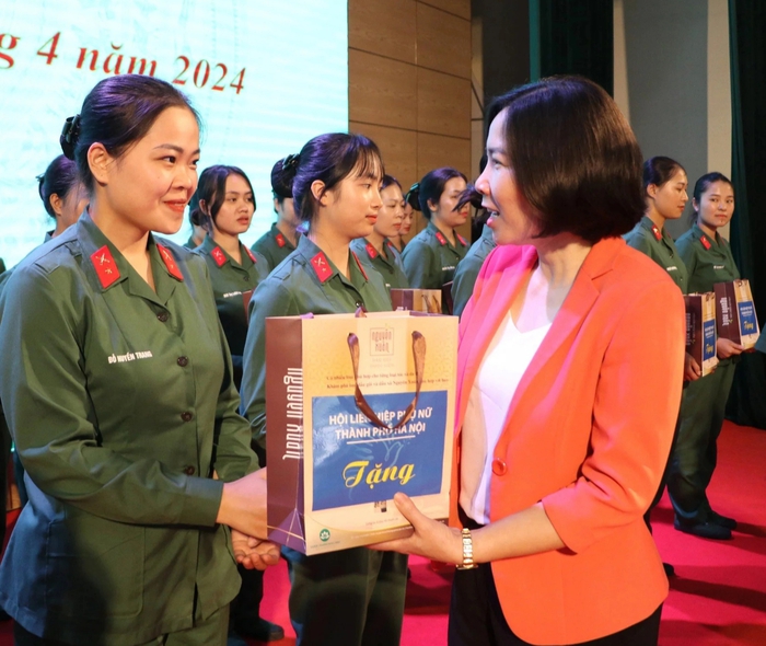 Ban Phụ nữ Quân đội thăm, động viên nữ tân binh tham gia huấn luyện- Ảnh 1.
