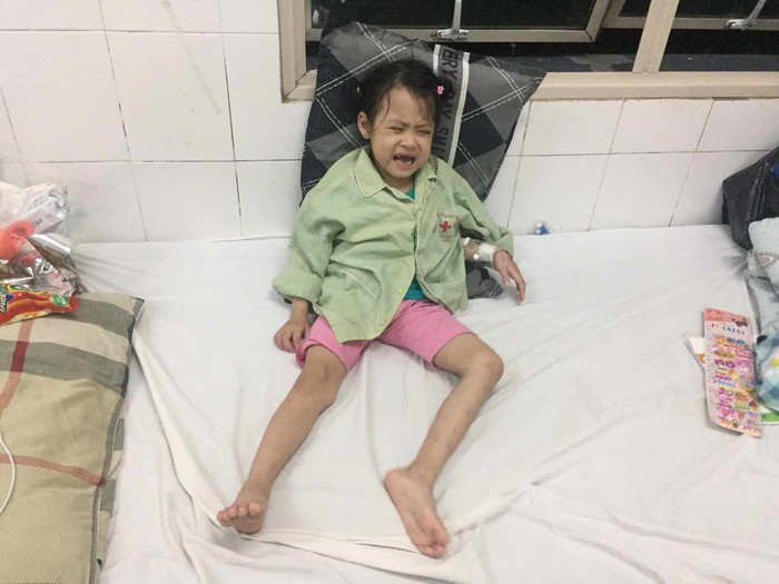 Bé gái 5 tuổi nằm viện nhiều hơn ở nhà, mong ghép tuỷ để được sống- Ảnh 5.