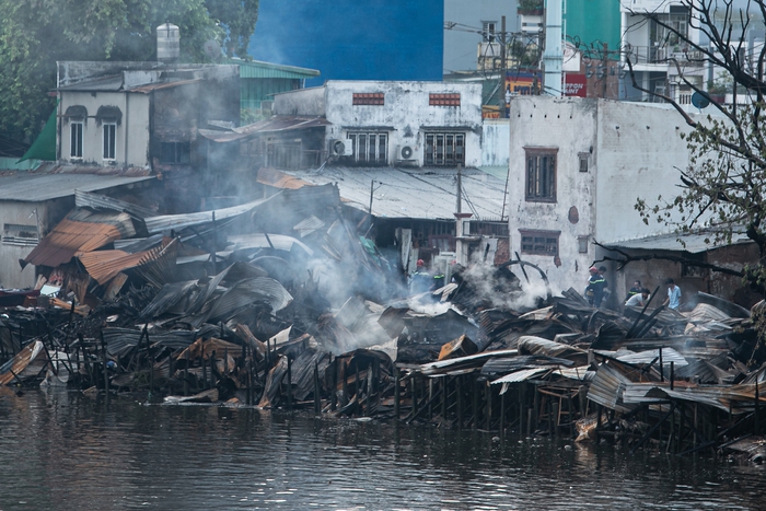 Cảnh hoang tàn sau vụ cháy dãy nhà ở quận 8, nhiều tài sản của người dân đã ra đi theo ngọn lửa- Ảnh 8.