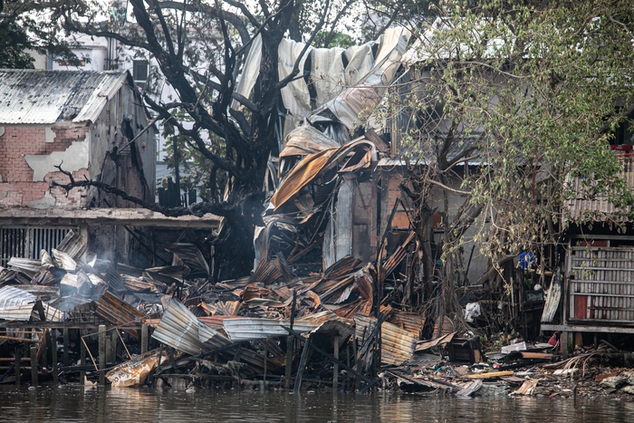 Cảnh hoang tàn sau vụ cháy dãy nhà ở quận 8, nhiều tài sản của người dân đã ra đi theo ngọn lửa- Ảnh 12.