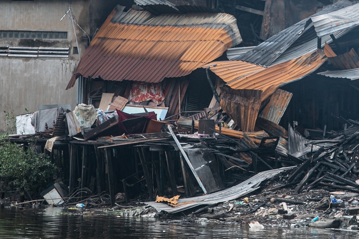 Cảnh hoang tàn sau vụ cháy dãy nhà ở quận 8, nhiều tài sản của người dân đã ra đi theo ngọn lửa- Ảnh 18.